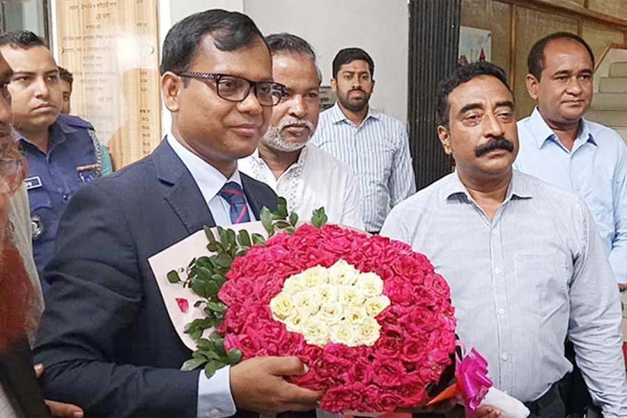 সিলেটে নতুন জেলা প্রশাসক হিসেবে দায়িত্ব নিলেন সারওয়ার আলম