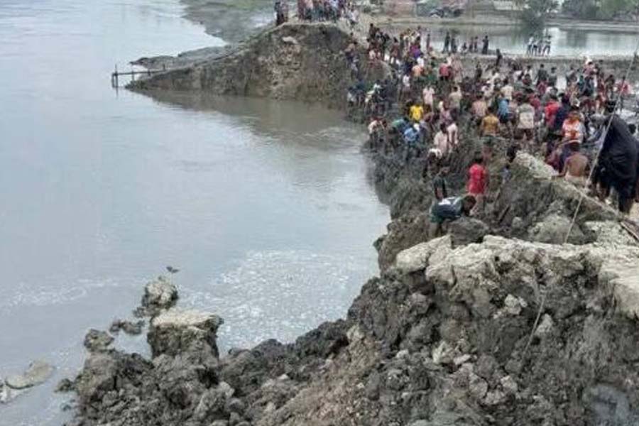 সাতক্ষীরার কাকবাসিয়ায় বেড়ীবাঁধে ভয়াবহ ভাঙ্গন