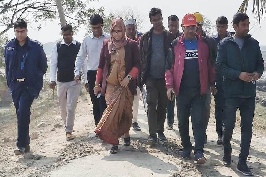 প্রতাপনগরে সড়ক নির্মাণের কাজ পরিদর্শনে ডিসি আফরোজা আখতার