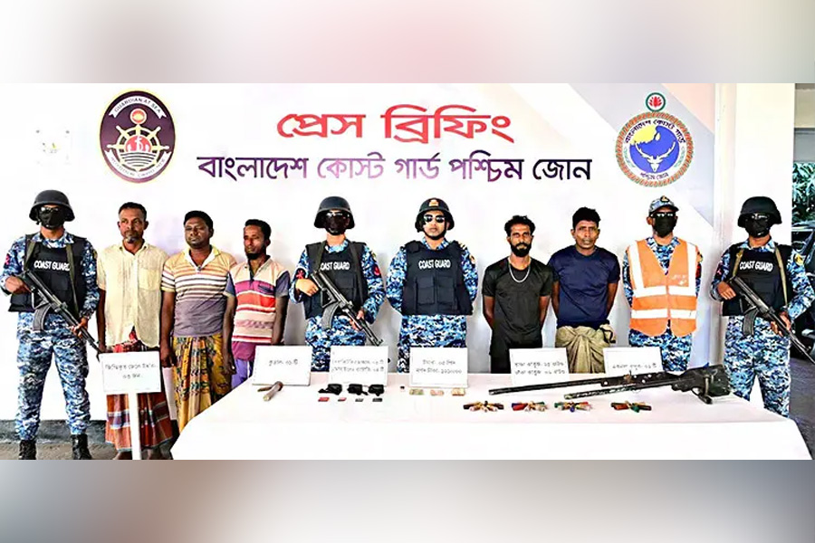 সুন্দরবনে কোস্টগার্ড অভিযানে অস্ত্রসহ বনদস্যু আটক ৫