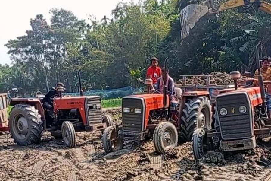 কপোতাক্ষ নদের মাটি ইটভাটায়, ঝুঁকিতে বাঁধ