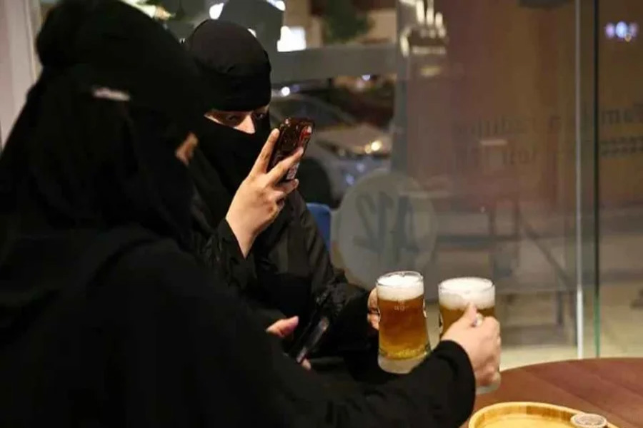 সৌদিতে প্রথমবার বার চালু