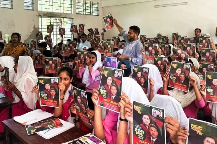 বিদ্যালয়ে পাঠদান বন্ধ রেখে বিএনপি মনোনয়নপ্রত্যাশীর রাজনৈতিক প্রচারণা