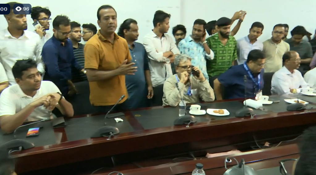 ভিসির সাথে কথা বলছেন ছাত্রদল সভাপতি রাকিব