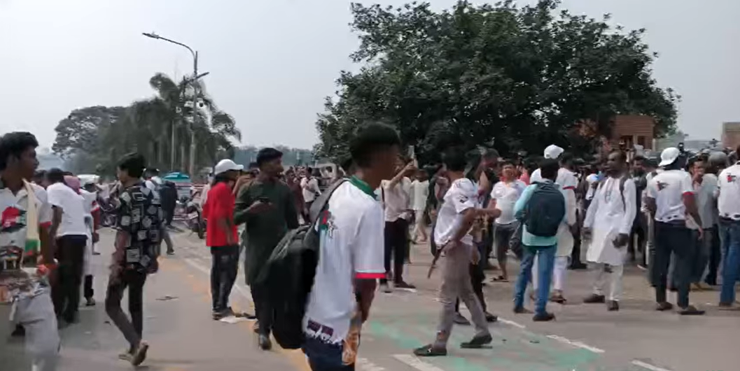 জুলাই যোদ্ধাদের সংসদ ভবন এলাকা থেকে পুলিশের ধাওয়া