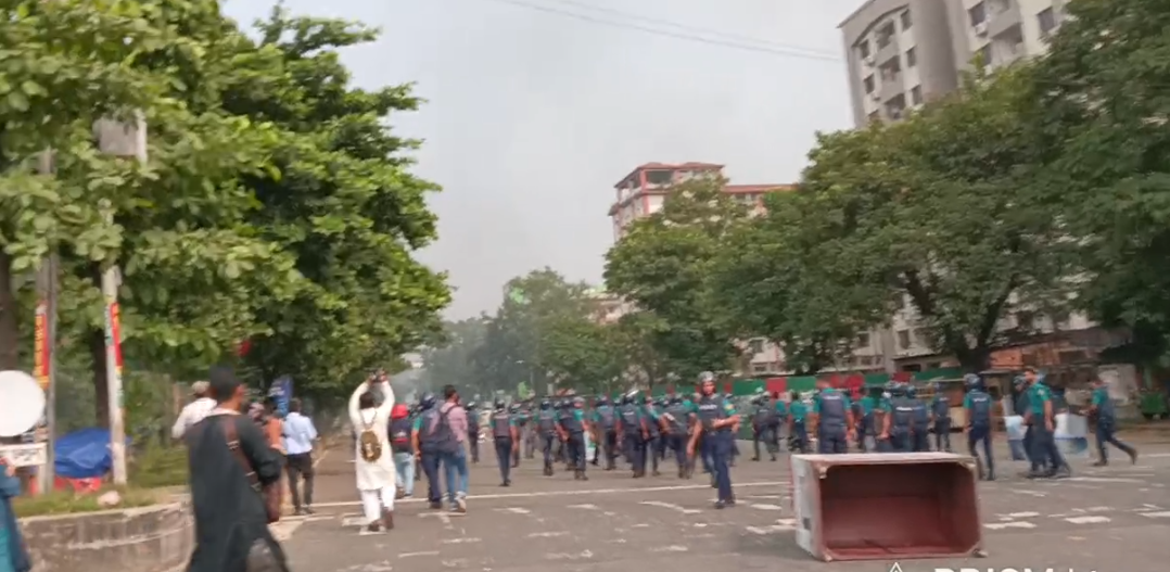 পুলিশ-জুলাই যো*দ্ধাদের ধাওয়া পাল্টা ধাওয়ায় রণক্ষেত্র সংসদ ভবন এলাকা VODBangla Live