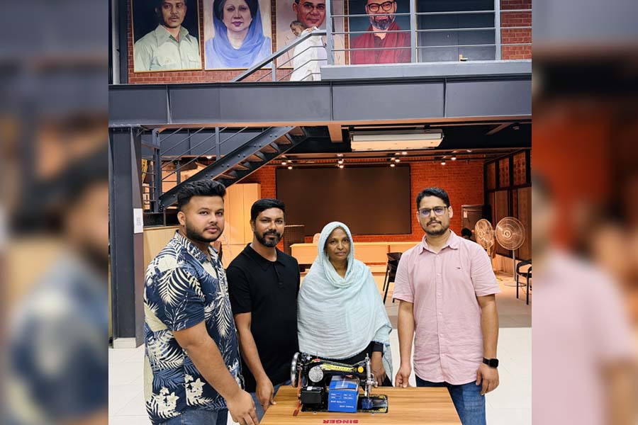 অসচ্ছল নারীদের মাঝে ক্রীড়া প্রতিমন্ত্রীর পক্ষে সেলাই মেশিন বিতরণ