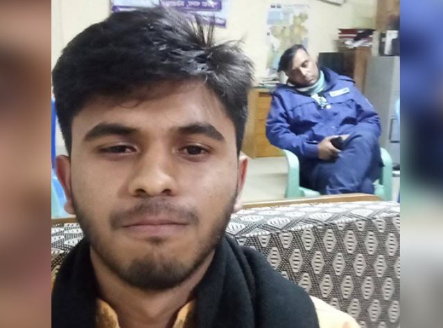 থানায় ঘুমিয়ে থাকা পুলিশের সঙ্গে সেলফি গ্রেপ্তার ছাত্রলীগ নেতার