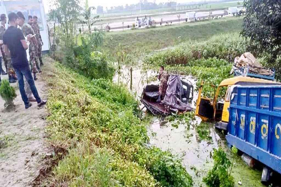 সেনাবাহিনীর টহল গাড়িতে ট্রাকের ধাক্কা, আহত ৮