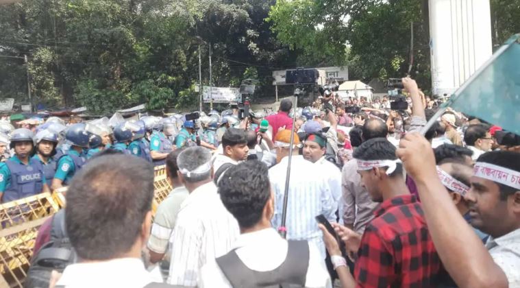 দাবি আদায়ে এমপিও শিক্ষকদের শাহবাগ অবরোধ