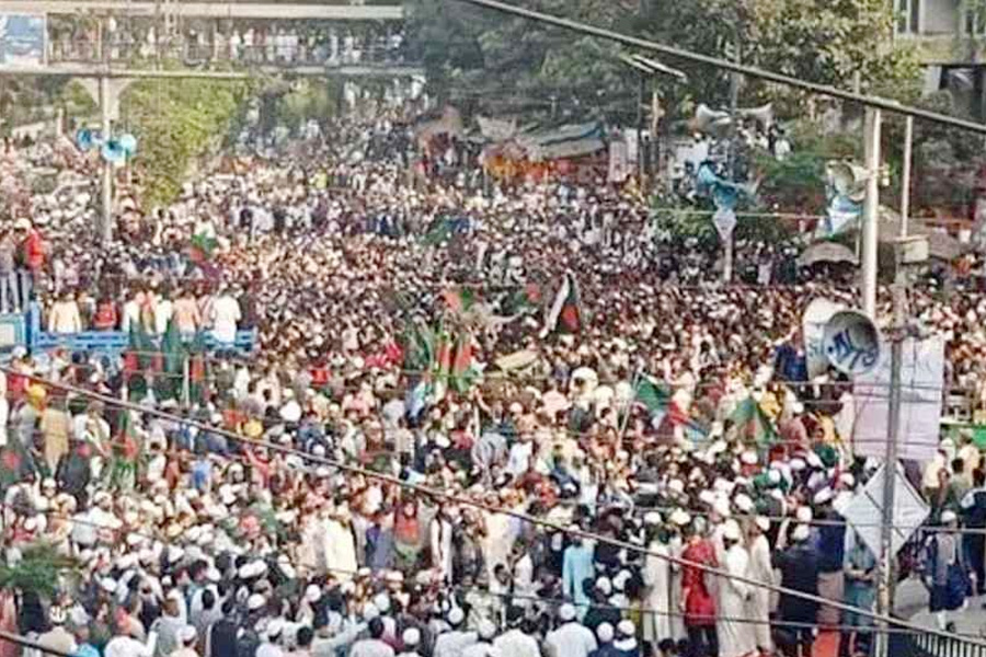 শাহবাগে হাদি হত্যার প্রতিবাদে বিক্ষোভ