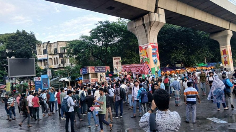 ২৪ ঘণ্টা ধরে অবরুদ্ধ, চরম জনদুর্ভোগ