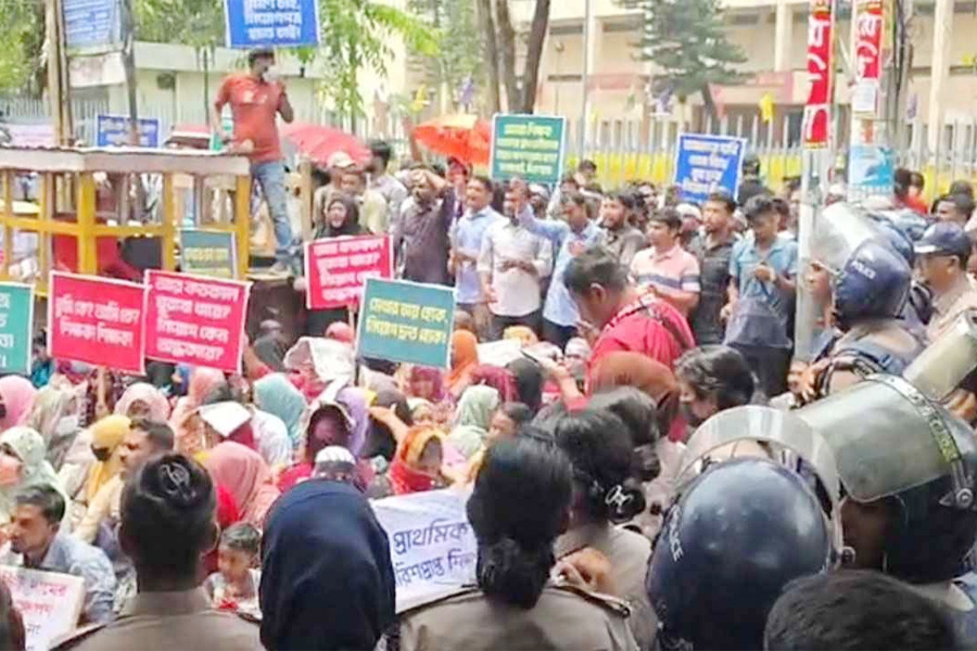 শাহবাগে সুপারিশপ্রাপ্ত শিক্ষকদের অবস্থান, পুলিশের সঙ্গে ধস্তাধস্তি