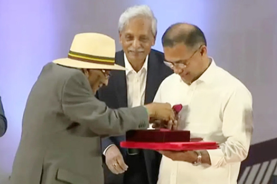 প্রধানমন্ত্রীকে লাল গোলাপ দিলেন শফিক রেহমান