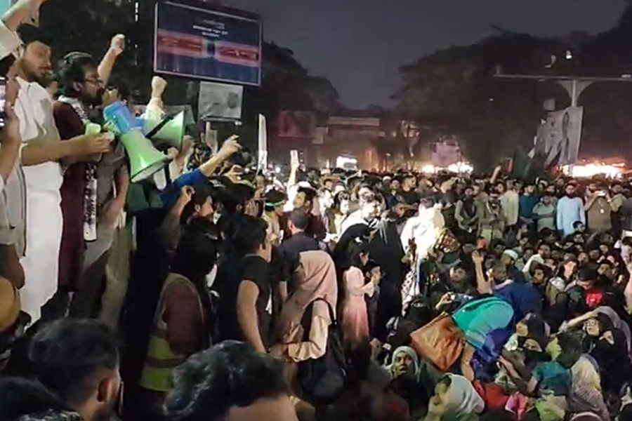 শাহবাগ অবরোধ করে ইনকিলাব মঞ্চের বিক্ষোভ