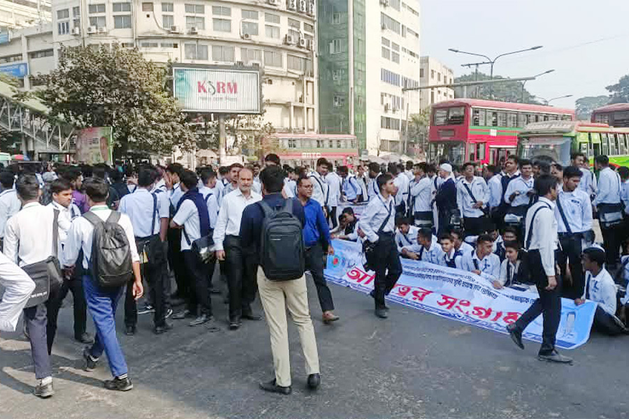 শাহবাগ অবরোধে ৫ কলেজের উচ্চমাধ্যমিকের শিক্ষার্থীরা