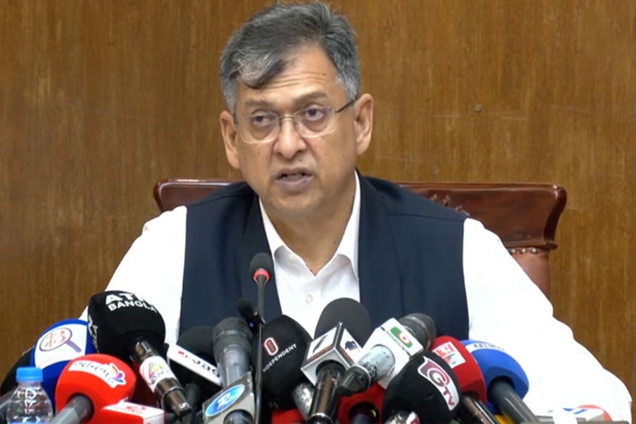 সচিবালয়ে সাংবাদিকদের সঙ্গে কথা বলছেন স্বরাষ্ট্রমন্ত্রী সালাহউদ্দিন আহমদ। ছবি: সংগৃহীত