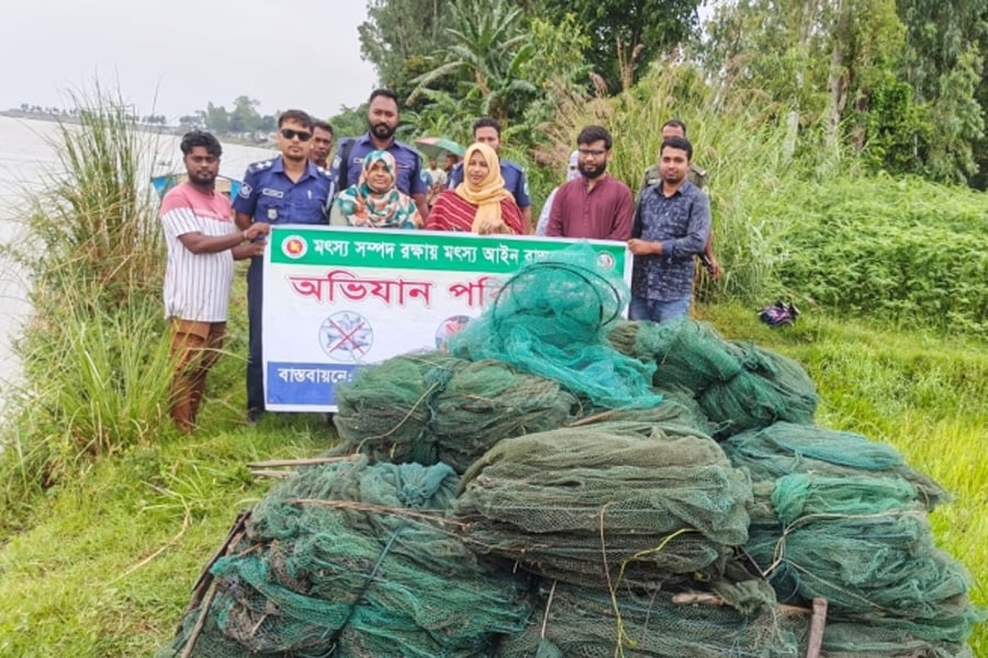 সারিয়াকান্দির যমুনা নদীতে অভিযানে জব্দ করা নিষিদ্ধ চায়না দুয়ারী জাল ধ্বংস করছে উপজেলা মৎস্য দপ্তর। ছবি: সংগৃহীত
