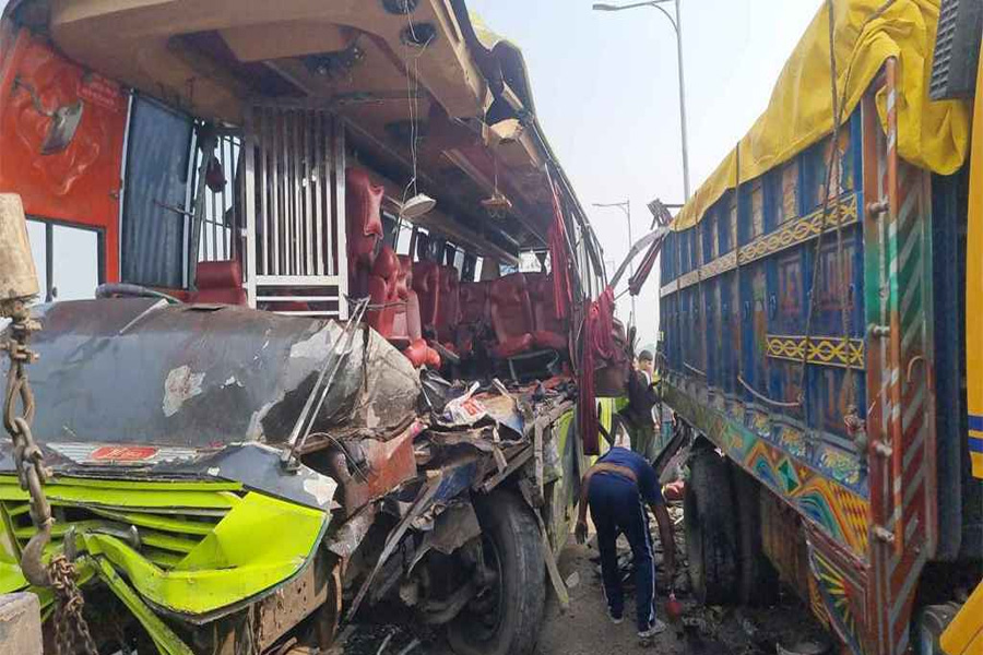 শিবচরে ট্রাক–বাস সংঘর্ষে নিহত ৩, আহত ১৫