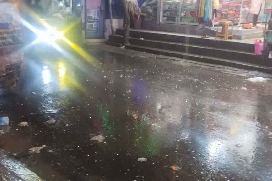 রাজারহাটে হঠাৎ শিলাবৃষ্টি, ফসল নিয়ে শঙ্কায় কৃষক