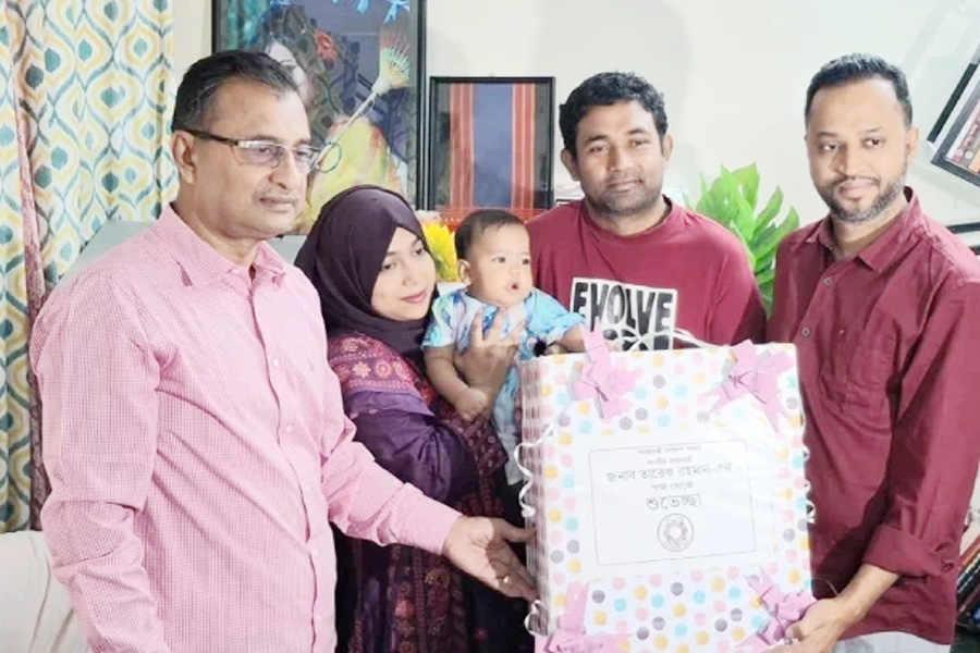 গাড়ি থেকে নেমে কোলে নেওয়া শিশুকে প্রধানমন্ত্রীর উপহার