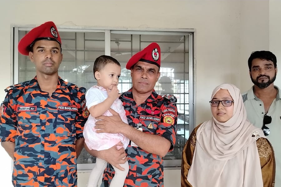 মুন্সিগঞ্জের সরকারি হরগঙ্গা কলেজে লিফটে আটকে পড়া মা ও শিশুকে উদ্ধার করে ফায়ার সার্ভিস। ছবি: ভিওডি বাংলা
