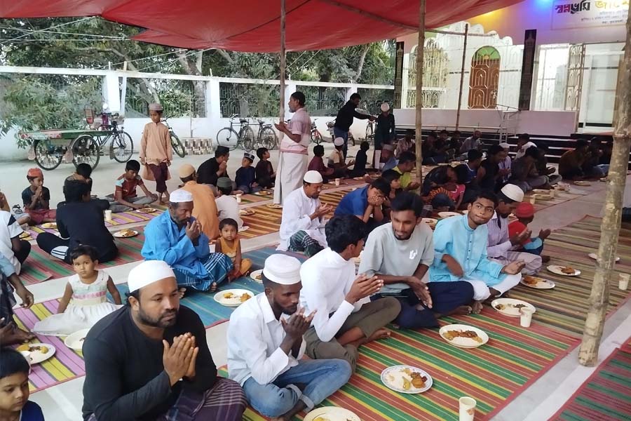 প্রতিদিন ২০০ মানুষকে ইফতার করান স্বপ্ন ভূমি মসজিদ কর্তৃপক্ষ