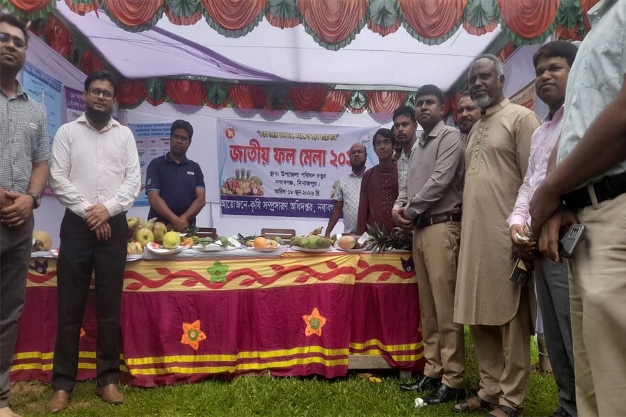 নবাবগঞ্জে কৃষকদের উৎসাহিত করায় জাতীয় ফল মেলা অনুষ্ঠিত
