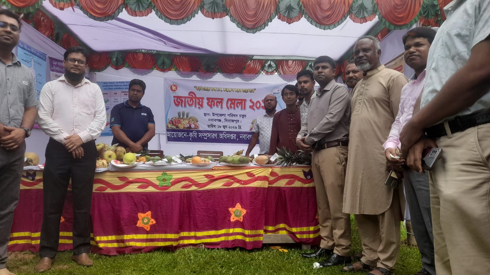 নবাবগঞ্জে কৃষকদের উৎসাহিত করায় জাতীয় ফল মেলা অনুষ্ঠিত