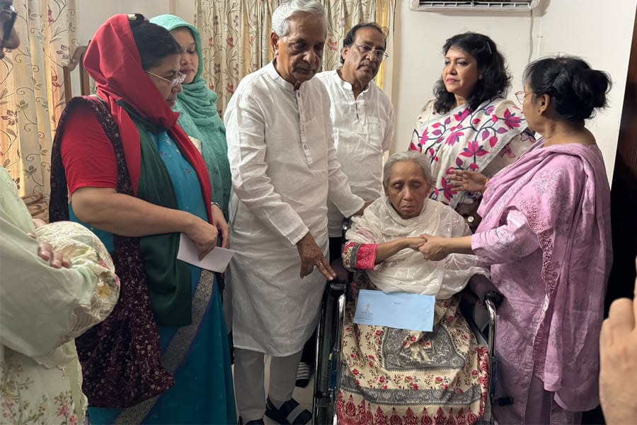 ধানমন্ডির বাসভবনে অসুস্থ শিল্পী শবনম মুশতারীর খোঁজখবর নেন সংস্কৃতি মন্ত্রী ও প্রতিমন্ত্রী। ছবি: ভিওডি বাংলা