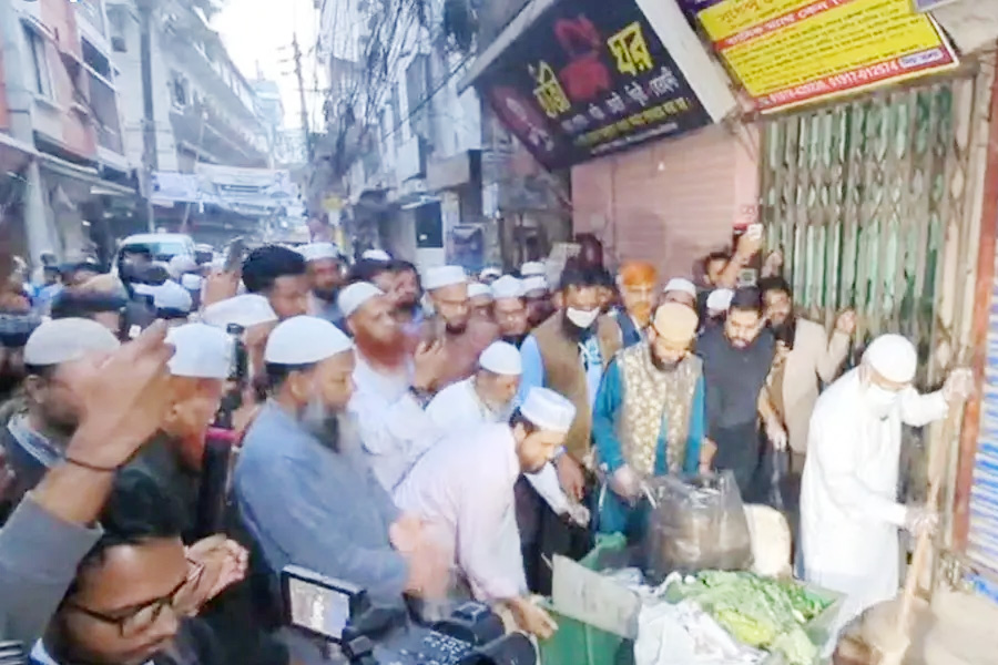 সাতসকালে ঝাড়ু হাতে জামায়াত আমির