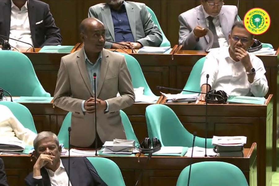 যে কারণে নিজের আসনে না গিয়ে পেছনে বসলেন প্রধানমন্ত্রী