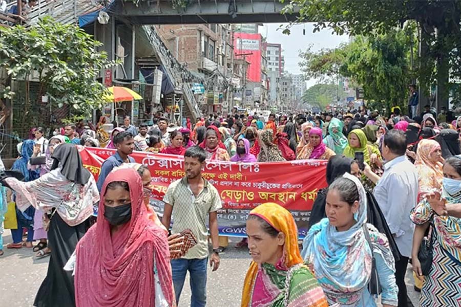 রামপুরায় পোশাক শ্রমিকদের সড়ক অবরোধ, প্রতিনিধিদল যাচ্ছে শ্রম অধিদপ্তরে