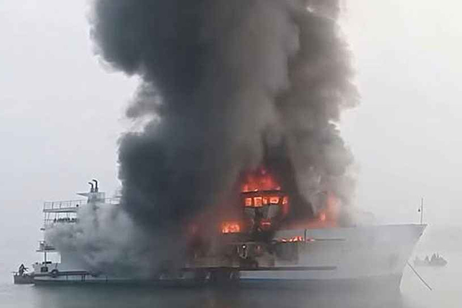 সেন্ট মার্টিনগামী জাহাজে ভয়াবহ আগুন