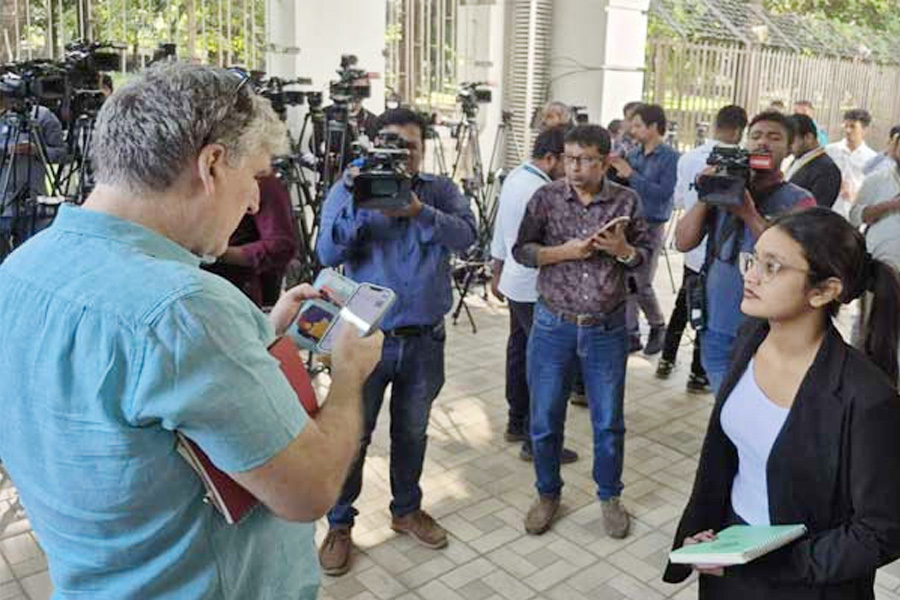 ট্রাইব্যুনালে দেশি-বিদেশি গণমাধ্যমকর্মীদের ভিড়