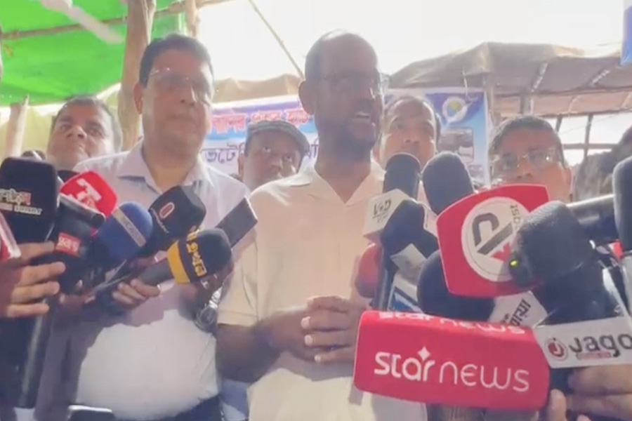 চোরাই পথে আসা পশু কেনাবেচায় সতর্ক থাকার আহ্বান প্রতিমন্ত্রীর