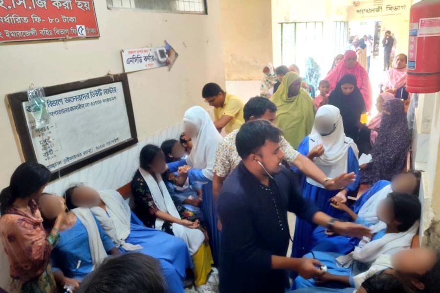 বিদ্যালয়ে হঠাৎ অসুস্থ হয়ে হাসপাতালে ভর্তি ৬৫ ছাত্রী