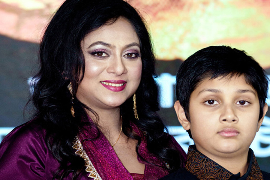 ছেলেকে নিয়ে হ্যালোইন উদযাপন করলেন শাবনূর