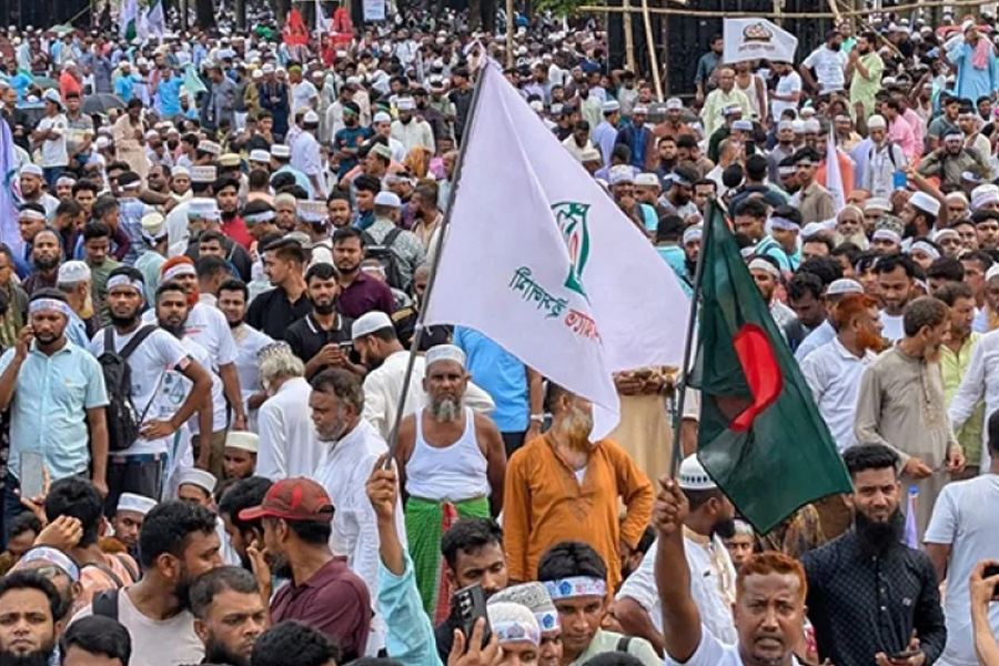 কানায় কানায় পূর্ণ সোহরাওয়ার্দী উদ্যান