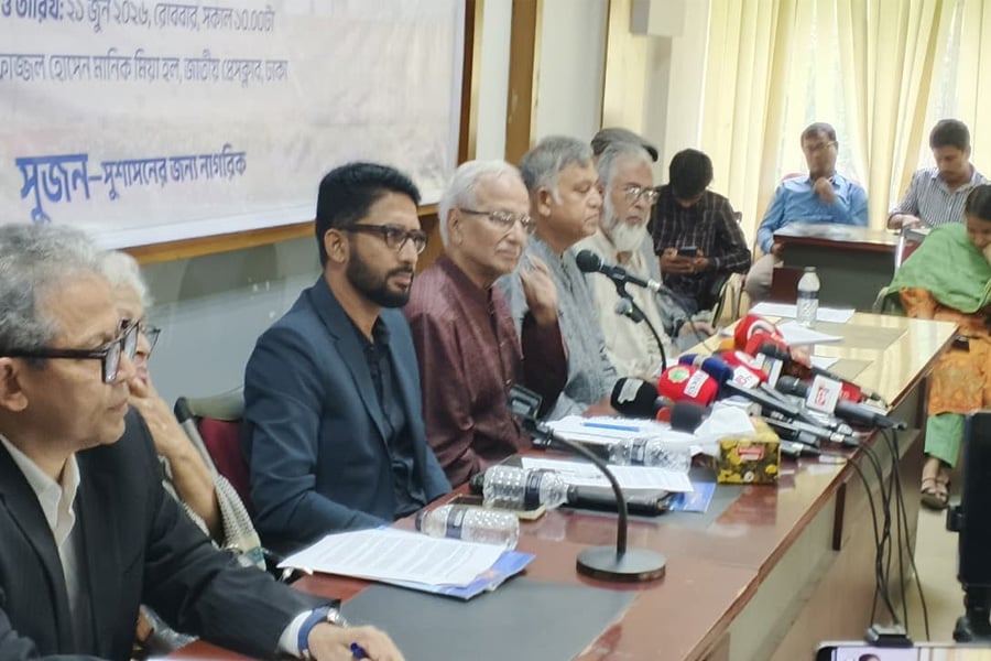 গণভোটের রায় বাস্তবায়নে গড়িমসি, সরকারের সাফল্য ম্লান হতে পারে: সুজন