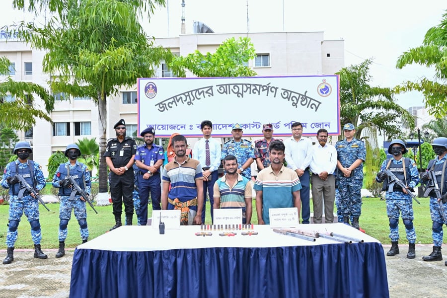 আত্মসমর্পণের সময় কোস্ট গার্ডের কাছে জমা দেওয়া অস্ত্র, গোলাবারুদ ও ওয়াকিটকি। ছবি: বাংলাদেশ কোস্ট গার্ড