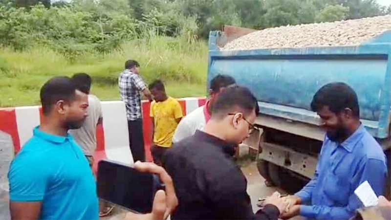 অবৈধ পাথরসহ সিলেটে ৭০ ট্রাক জব্দ