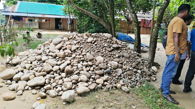 সিলেট সদরে বাসাবাড়িতেও মিলছে লুটের পাথর