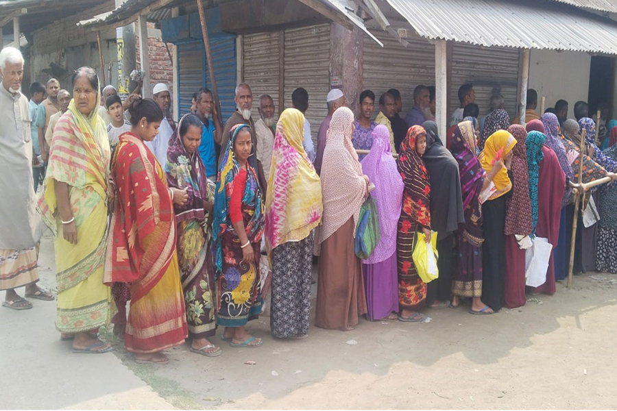 রমজানে রাজারহাটে টিসিবির পণ্য নিতে দীর্ঘ লাইন