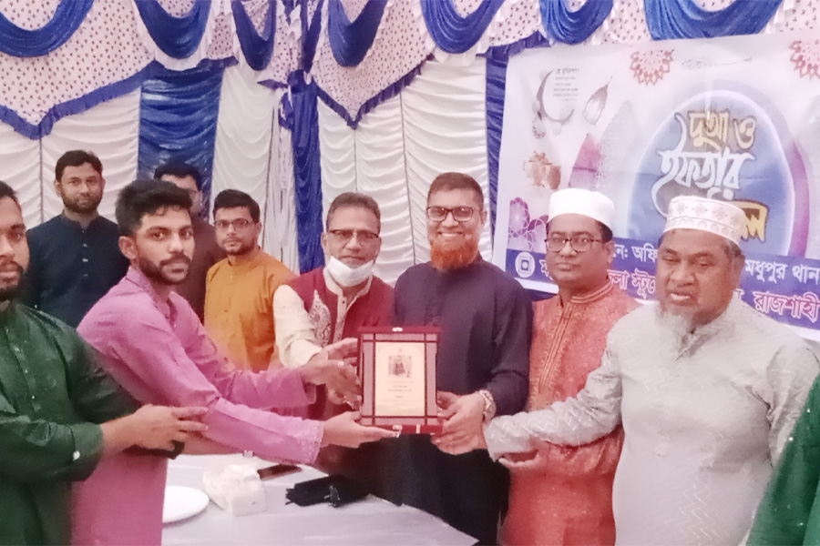 রাবি শিক্ষার্থীদের দোয়া-ইফতার মাহফিল, সম্মাননা ক্রেস্ট প্রদান