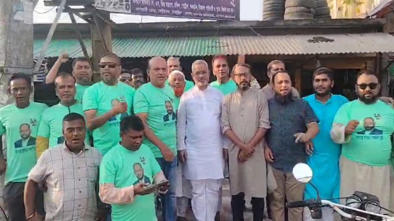 টাঙ্গাইলে শ্রমিকদের মাঝে গেঞ্জি বিতরণ করেছেন বিএনপি নেতারা