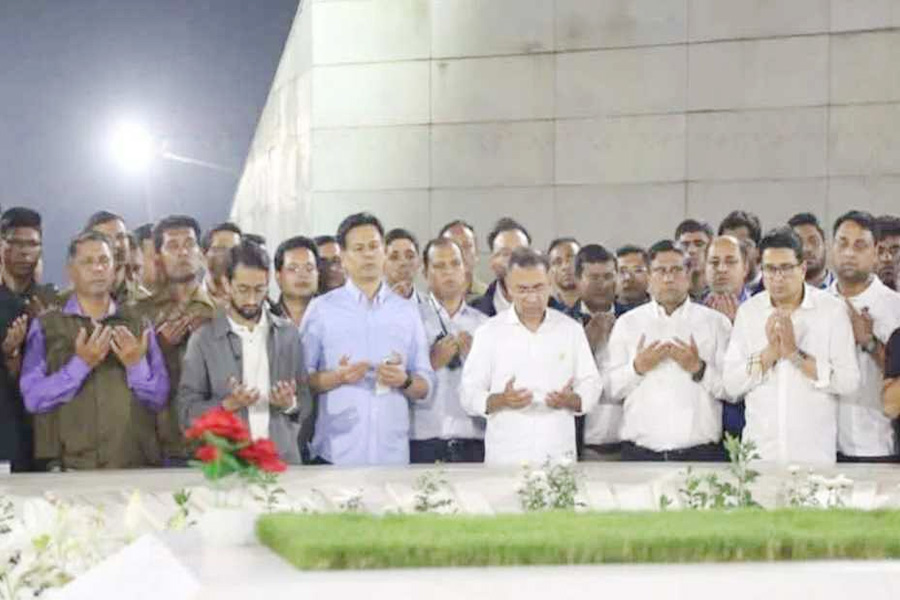 নির্বাচনী প্রচারণা শেষ, বাবা-মায়ের কবর জিয়ারত করে ঘরে ফিরলেন