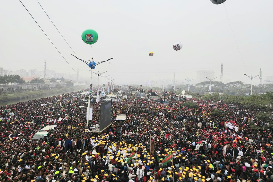 গণসংবর্ধনার মঞ্চে জনশ্রোত আলিঙ্গন করে তারেক রহমান