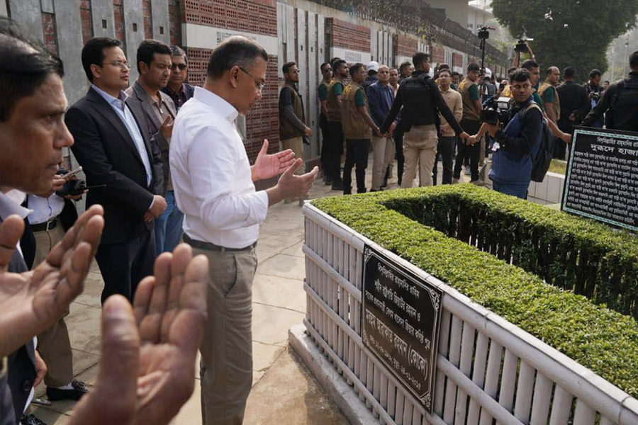 ছোট ভাই কোকোর কবর জিয়ারত করলেন তারেক রহমান