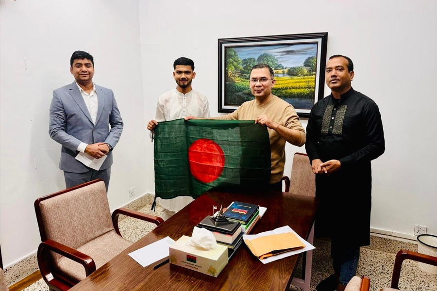 তারেক রহমানকে সেই জাতীয় পতাকা উপহার দেন মুত্তাকিন
